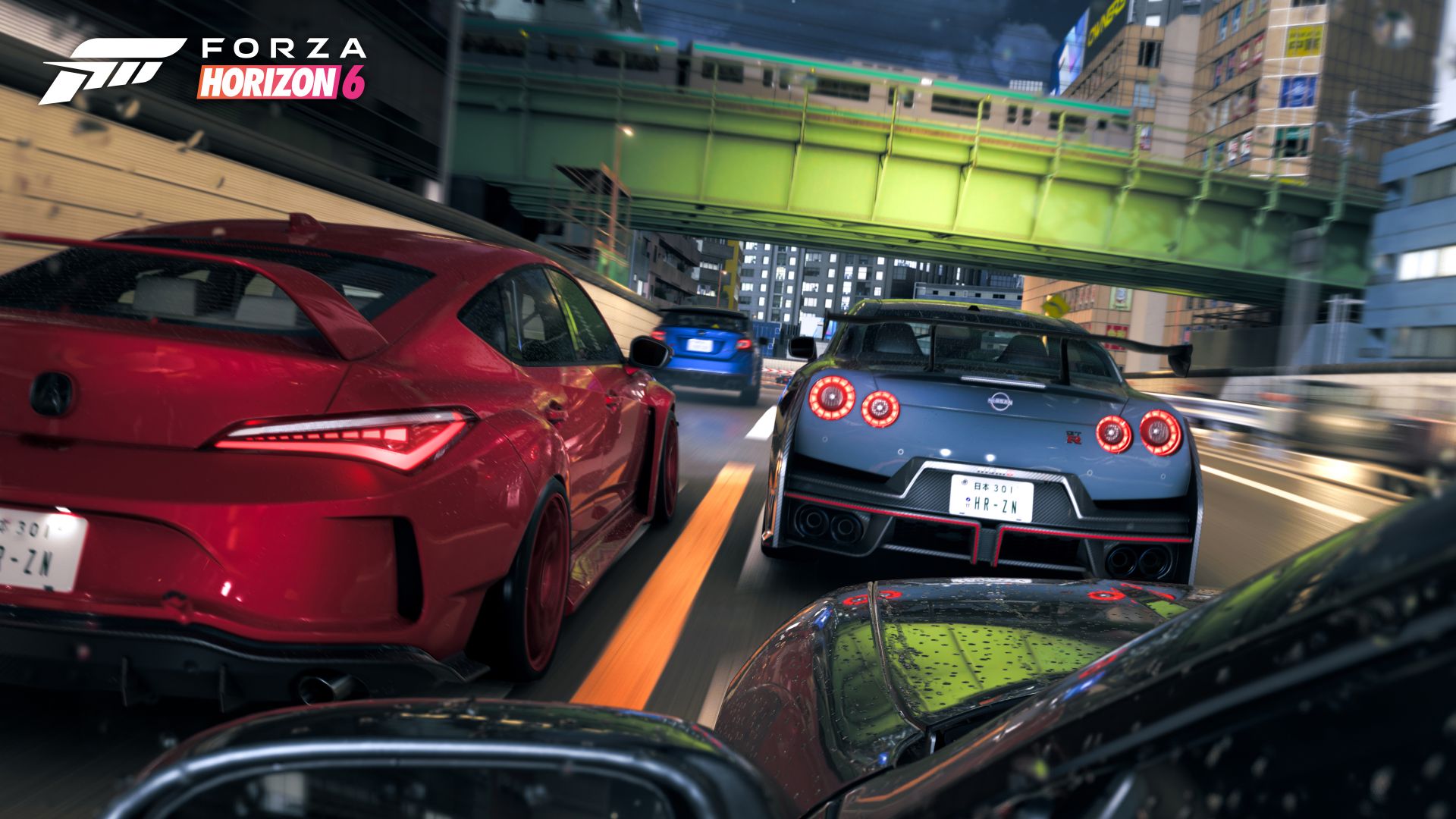 雨に濡れた夜の都市高速でGT-Rと並走するシーン